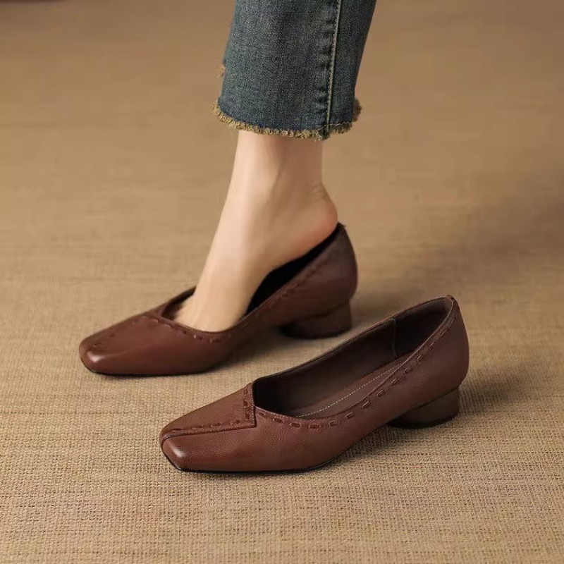 Elegante pumps met vierkante n - Leather Work Outfit recensie en prijs